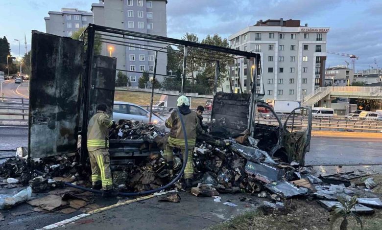 Küçükçekmece’de kargo yüklü kamyonet alev alev yandı 1 kucukcekmecede kargo yuklu kamyonet alev alev yandi 9028fa1fbe2d |