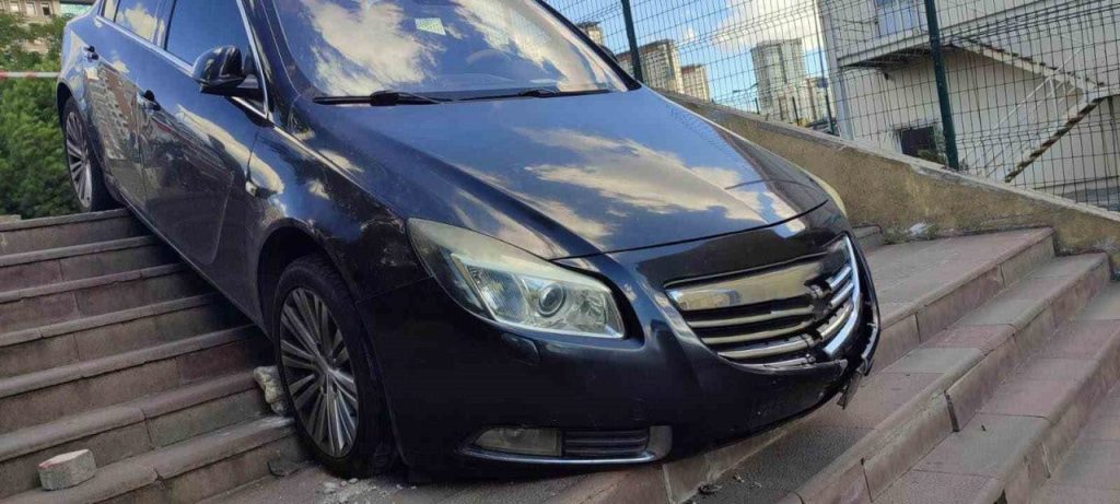 kucukcekmecede surucu fark etmedigi merdivenlerde asili kaldi 58f913712287 |