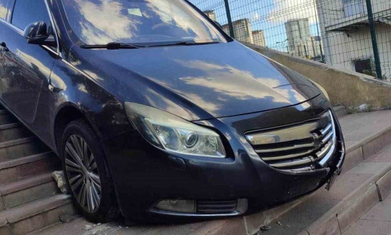 Küçükçekmece’de sürücü fark etmediği merdivenlerde asılı kaldı 1 kucukcekmecede surucu fark etmedigi merdivenlerde asili kaldi 58f913712287 |