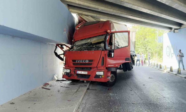 Küçükçekmece’de tır altgeçide sıkıştı 1 kucukcekmecede tir altgecide sikisti dd556143c3e4 |