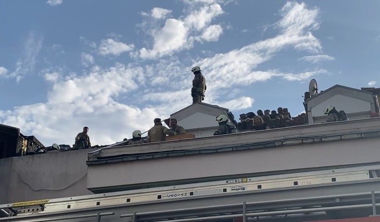 maltepede 3 katli binanin cati kati alev alev yandi d563af7910f7 |