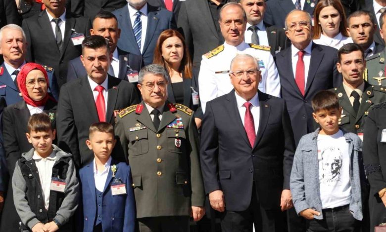 Milli Savunma Bakanı Güler: "PKK ve iktisatlı tüm gruplar yapılan çağrı ve alınan fesih kararı kapsamında derhal tüm terör faaliyetlerine son vermeli" 1 milli savunma bakani guler pkk ve iktisatli tum gruplar yapilan cagri ve alinan fesih karari kapsaminda derhal tum teror faaliyetlerine son vermeli 63ea6df86640 |