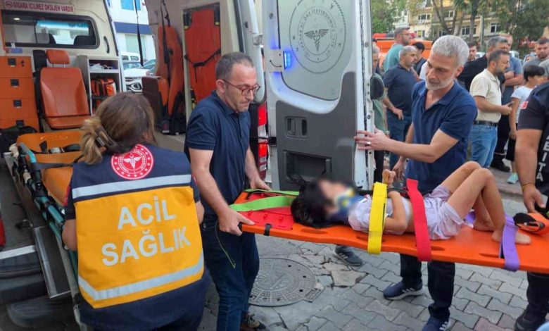 Motosiklet önce küçük çocuğa ardından otomobile çarptı: 2 yaralı 1 motosiklet once kucuk cocuga ardindan otomobile carpti 2 yarali 3db2319993a6 |
