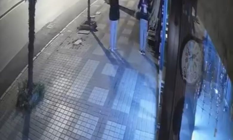 once paralari sonra meyveleri calan supheli kamerada 8432530c793b |