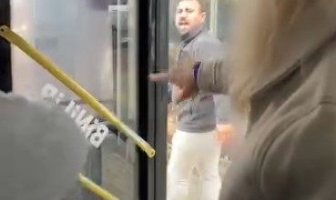 Otobüs sürücüsü yolculara küstü otobüsü durağa çekip kendisi aşağıya indi 3 otobus surucusu yolculara kustu otobusu duraga cekip kendisi asagiya indi 60baf408f435 |