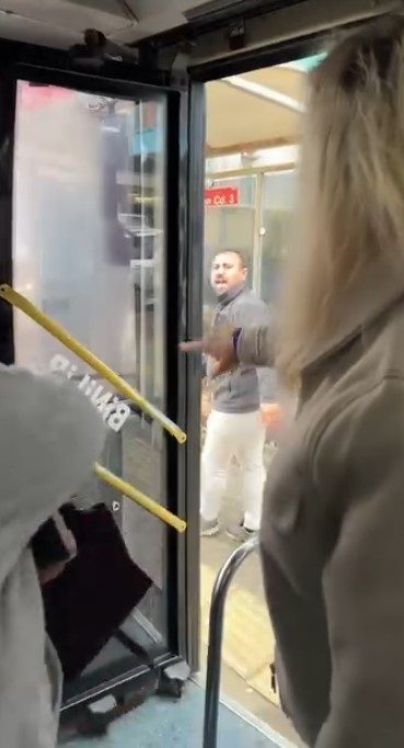 otobus surucusu yolculara kustu otobusu duraga cekip kendisi asagiya indi 60baf408f435 |