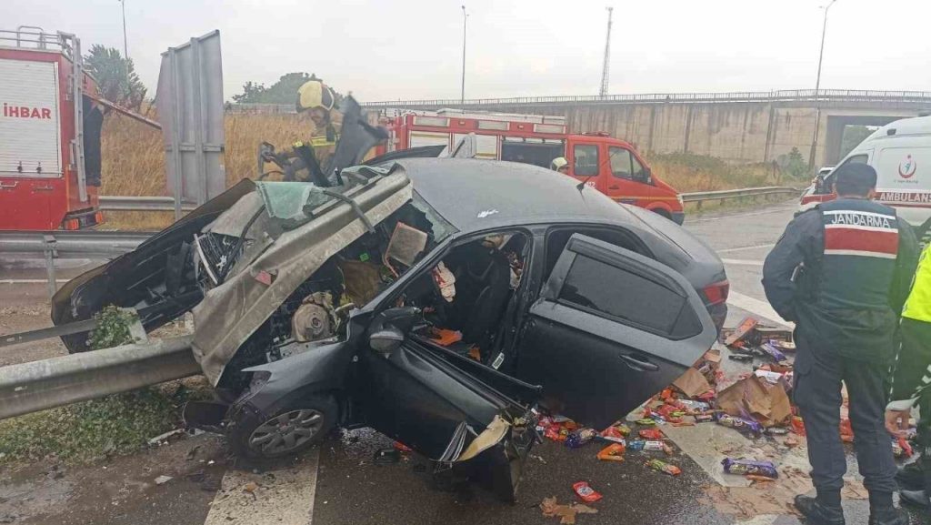 otomobil bariyerlere saplandi 1i agir 2 kisi yaralandi d1ce9f29ec03 |