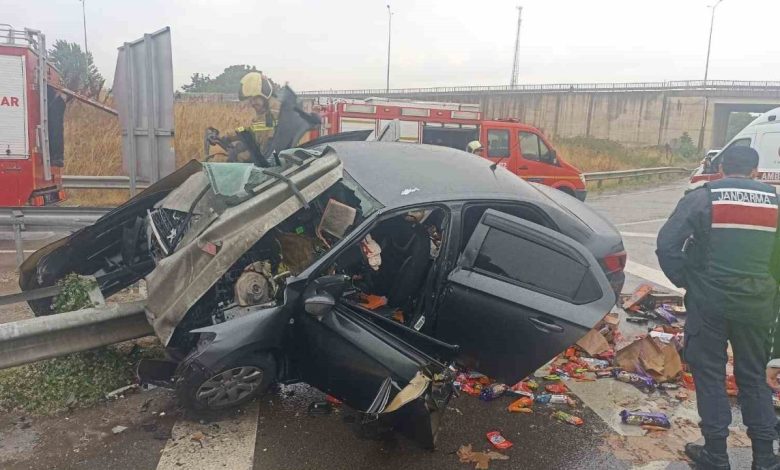 otomobil bariyerlere saplandi 1i agir 2 kisi yaralandi d1ce9f29ec03 |