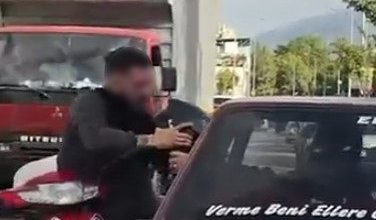 otomobil surucusu disariya cikmayinca motosikletli camdan iceri girmeye calisti 4dffe79a4e54 |