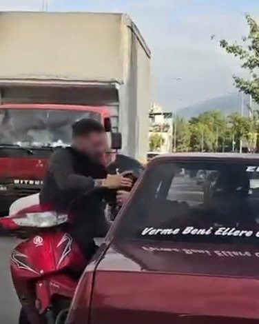 otomobil surucusu disariya cikmayinca motosikletli camdan iceri girmeye calisti 4dffe79a4e54 |