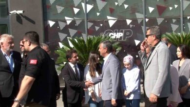 ozgur ozel chpnin sariyerde bulunan parti binasina geldi 1f083f66828c |