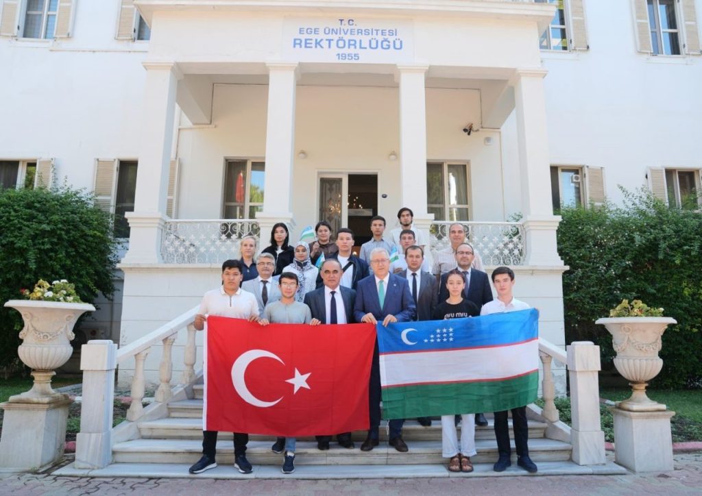 rektor prof dr budak ozbek ogrencileri agirladi 1b14779aa850 |