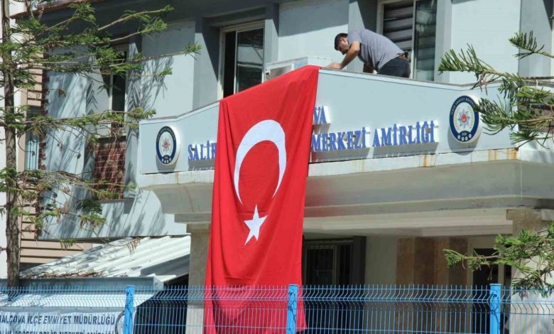 saldirinin oldugu sokak turk bayraklariyla donatildi 865f965e3220 |