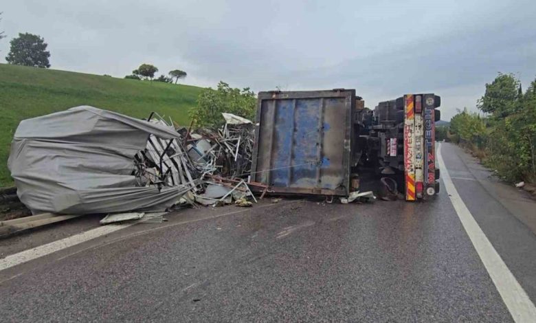 sancaktepede viraji alamayan hurda yuklu kamyon yan yatti 1 yarali adb07459aeb9 |