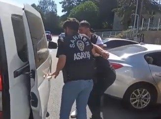 sariyerde gitar kilifinda kalasnikof tasiyan interpolun aradigi sahsi uyusturucu siparisi yakalatti 9896180179d8 |