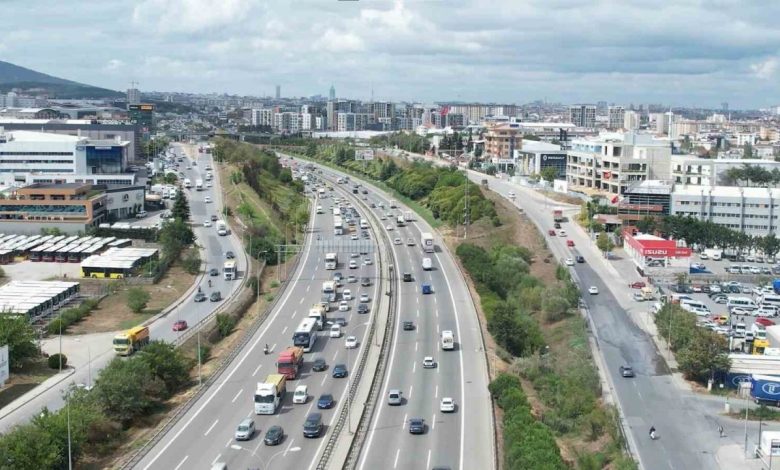 seyir halindeki otomobil yandi trafik kilitlendi caece4a90533 |