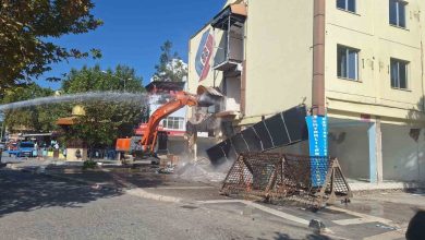 sindirgida depremde hasar alan otel yikildi 44a3abe1db77 |