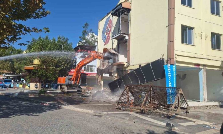 Sındırgı’da depremde hasar alan otel yıkıldı 1 sindirgida depremde hasar alan otel yikildi 44a3abe1db77 |
