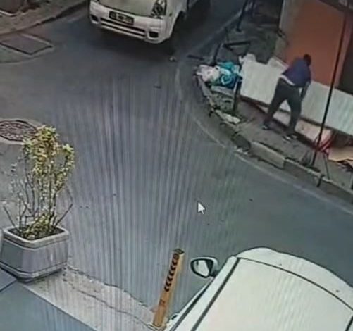 Şişli’de kamyonetten indirdiği atık eşyaları sokağa böyle bıraktılar 1 sislide kamyonetten indirdigi atik esyalari sokaga boyle biraktilar 9a59b2c3f187 |