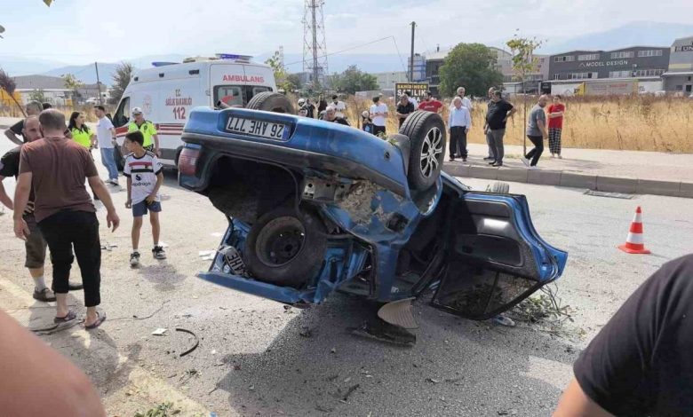 Takla atarak karşı yöne geçti: 2 yaralı 1 takla atarak karsi yone gecti 2 yarali fe68d9c10b0d |