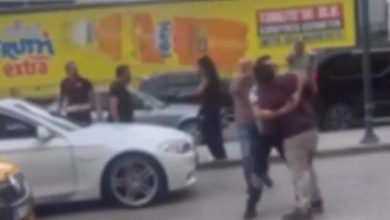 trafik tartismasi yola tastibirbirlerine girdiler kavgayi cevredekiler ayirdi 6271686cf349 |