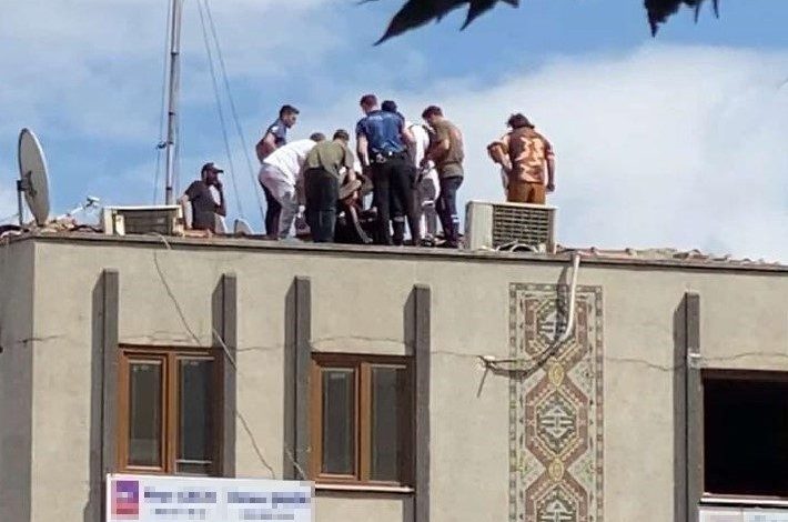 Ümraniye’de çatıya çıkan vatandaşı polis ikna etti 1 umraniyede catiya cikan vatandasi polis ikna etti e31003a952ea |