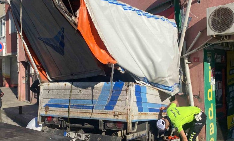 uskudarda kamyonet ganyan bayisine girdi eca019b7fb67 |