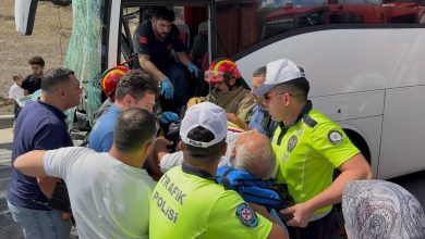 yolcu otobusu kamyona carpti surucu aracta sikisti ba5eeef3eb4d |