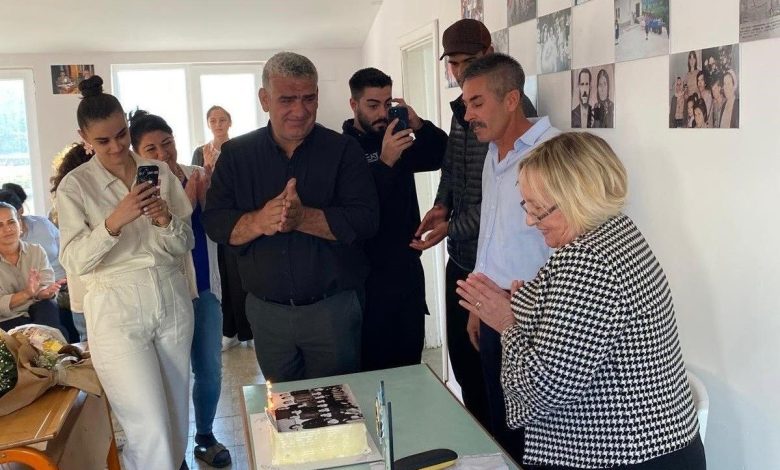 50 yıl sonra aynı sıralarda: Nesibe Öğretmen’e anlamlı sürpriz 1 50 yil sonra ayni siralarda nesibe ogretmene anlamli surpriz 5a92bac96d34 |