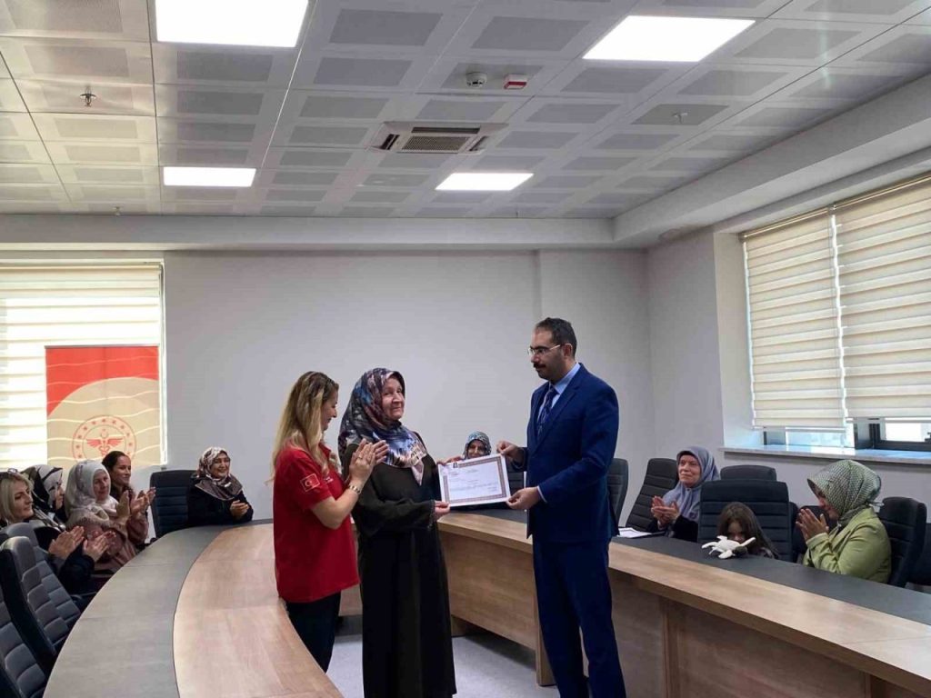 60 yasinda ilk yardim sertifikasi aldi e9bd9f64e0e0 |