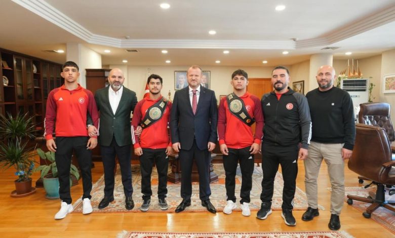 Dünya şampiyonu güreşçilerden RTÜK’e ziyaret 1 AW570363 02 |