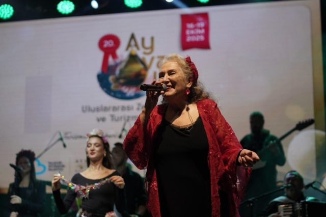 AYVALIK'TAN DOPDOLU PROGRAMIYLA BIR FESTIVAL DAHA GEÇTI 1 (3 AYVALIKTAN DOPDOLU PROGRAMIYLA BIR FESTIVAL DAHA GECTI 1 3 1024x682 |