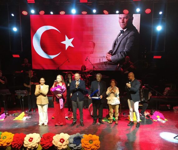 AYVALIK'TAN DOPDOLU PROGRAMIYLA BIR FESTIVAL DAHA GEÇTI (9) AYVALIKTAN DOPDOLU PROGRAMIYLA BIR FESTIVAL DAHA GECTI 9 1 1024x861 |