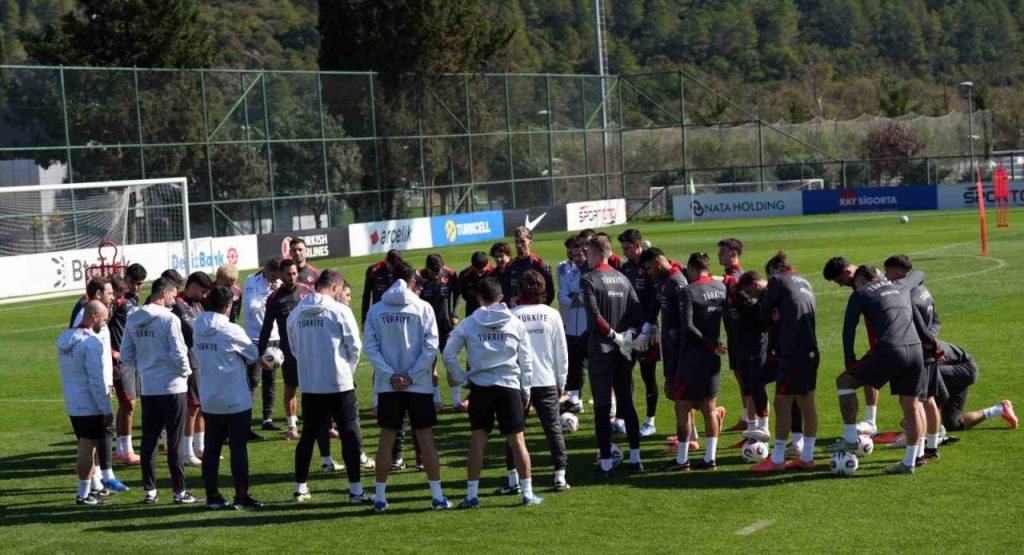 a milli futbol takimi bulgaristan maci hazirliklarini tamamladi bb462918c67c |