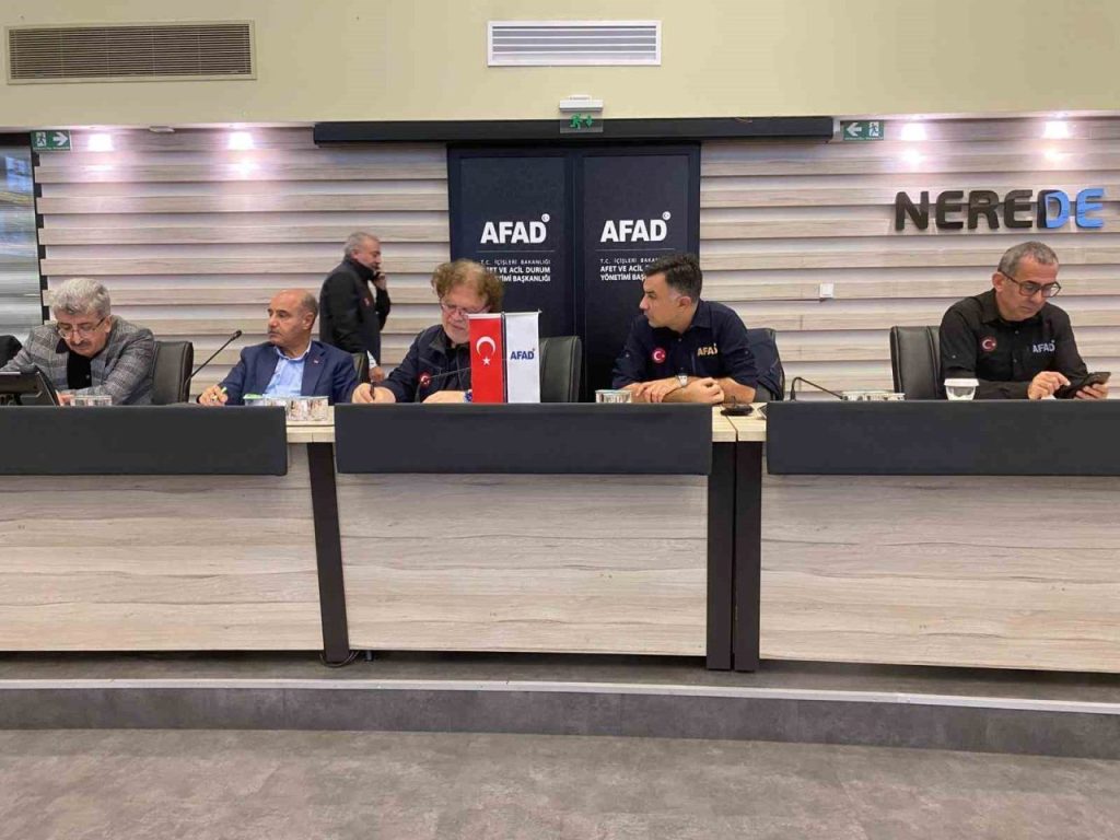 afad acil yonetim merkezinde calismalara devam ediyor 4eb91c5b57ad |