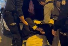 agresif tavirlari nedeniyle kendisine mudahale etmek isteyen polislere saldirdi ac1a38d0337a |
