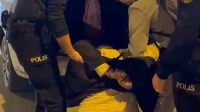 Agresif tavırları nedeniyle kendisine müdahale etmek isteyen polislere saldırdı 5 agresif tavirlari nedeniyle kendisine mudahale etmek isteyen polislere saldirdi ac1a38d0337a |