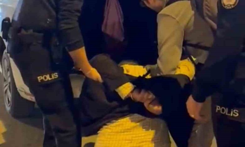 Agresif tavırları nedeniyle kendisine müdahale etmek isteyen polislere saldırdı 1 agresif tavirlari nedeniyle kendisine mudahale etmek isteyen polislere saldirdi ac1a38d0337a |