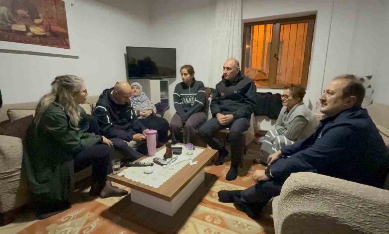 AK Partili Çankırı, selde kaybolan Kaptanoğlu’nun ailesini ziyaret etti 1 ak partili cankiri selde kaybolan kaptanoglunun ailesini ziyaret etti 6b67616c8118 |
