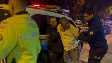 Alkollü sürücü patlak lastikle kaçtı, polisi peşinde pervane etti: "Lahmacunu 80 liraya satıyorum" 3 alkollu surucu patlak lastikle kacti polisi pesinde pervane etti lahmacunu 80 liraya satiyorum da13443645de |