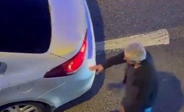 alkollu surucu tek seritli yolda trafigi kesti trafik polisi gibi davranip devam etti 848c11e72640 |