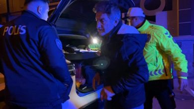 Alkollü yakalanan sürücü aracını öve öve bitiremedi 2 alkollu yakalanan surucu aracini ove ove bitiremedi c702f395d8cd |