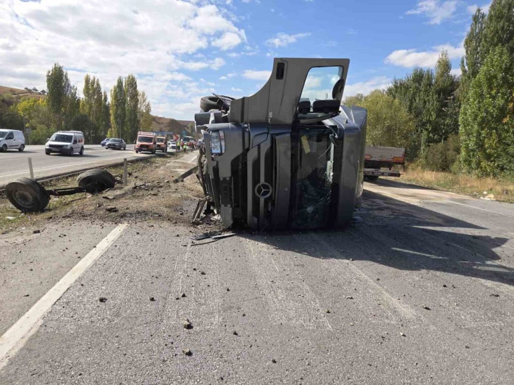 ankarada karsi seride gecen tir otomobile carpti 2si agir 4 yarali 8b417e7ac0fb |