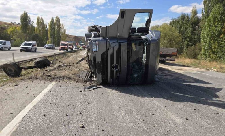 Ankara’da karşı şeride geçen tır otomobile çarptı: 2’si ağır 4 yaralı 1 ankarada karsi seride gecen tir otomobile carpti 2si agir 4 yarali 8b417e7ac0fb |