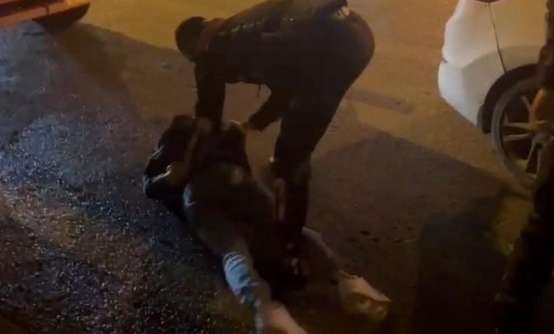 Ankara’da kendini polis olarak tanıtarak 250 bin dolarlık vurgun yapan 2 şüpheli kıskıvrak yakalandı 1 ankarada kendini polis olarak tanitarak 250 bin dolarlik vurgun yapan 2 supheli kiskivrak yakalandi 0b31b4c8ef51 |