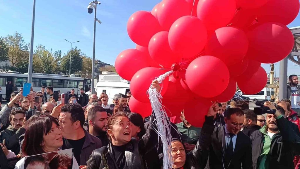 anne yasemin minguzzi destek icin adliyeye gelen vatandaslarla kucaklasti f1e1b79844c5 |