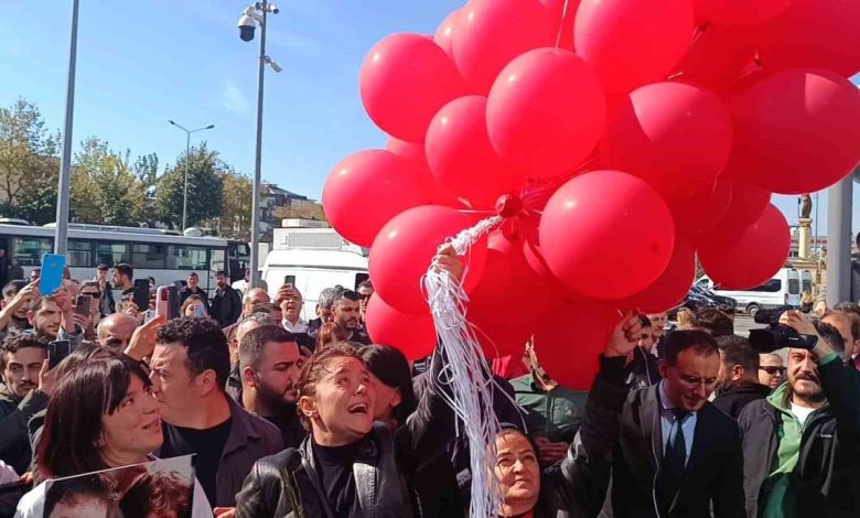 anne yasemin minguzzi destek icin adliyeye gelen vatandaslarla kucaklasti f1e1b79844c5 |