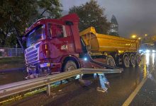 atasehirde kayganlasan yolda kontrolden cikan hafriyat kamyonu bariyerlere carpti bb60ca8922d8 |