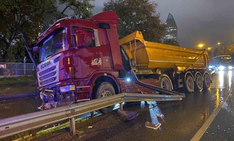 Ataşehir’de kayganlaşan yolda kontrolden çıkan hafriyat kamyonu bariyerlere çarptı 1 atasehirde kayganlasan yolda kontrolden cikan hafriyat kamyonu bariyerlere carpti bb60ca8922d8 |