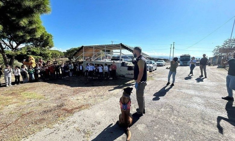Ayvalık’ta öğrenciler narkotik köpeğiyle bir araya geldi 1 ayvalikta ogrenciler narkotik kopegiyle bir araya geldi 884cfcef15fe |
